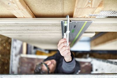 Un homme fixe des serre-joints à vis