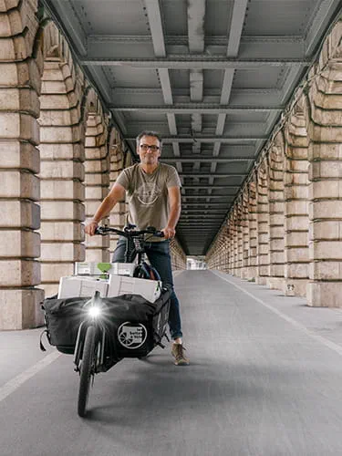 Een man zit op zijn bakfiets met verschillende Festool Systainer voorop.