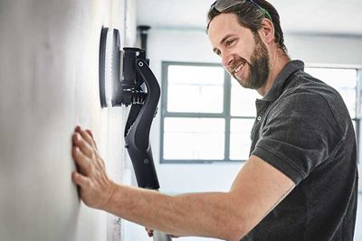 Man gebruikt de Planex met licht om een muur te schuren