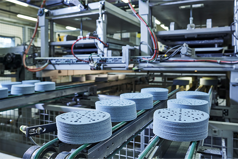 Schuurmateriaal op de transportband