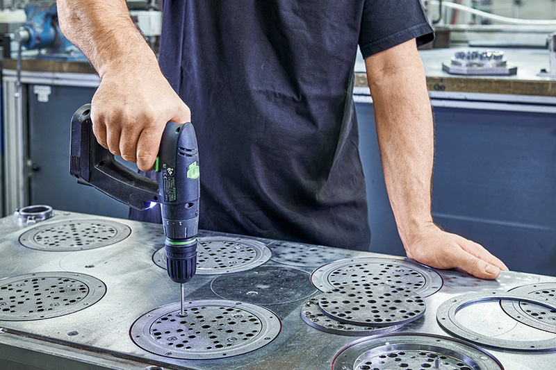 Operator bewerkt schuurmateriaalplaten van metaal