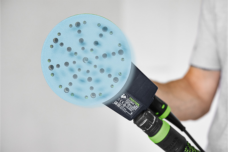 Schuurmateriaal beweegt zich op excenterschuurmachine