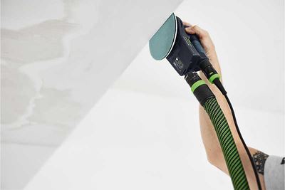 Een Festool-schuurmachine met steunschijf in gebruik