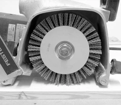 Une fois l'effet structuré souhaité obtenu, installer la brosse Rustilon à fils nylon