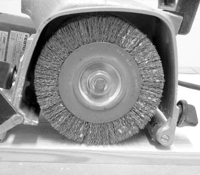 Pour la structuration, utilisez la brosse Rustilon à fils d'acier torsadés