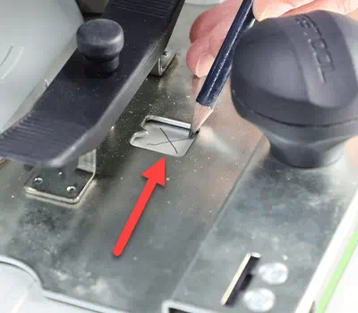 Uitsparing in de geleideplaat