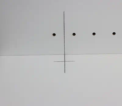 Boren van verdekte scharnieren in een deurfront