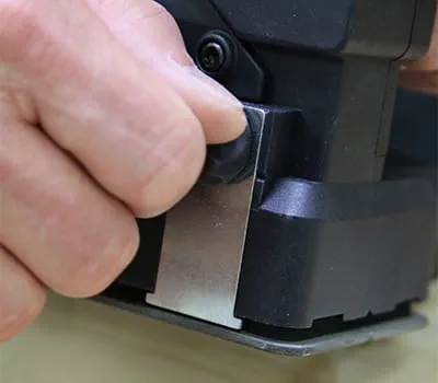 De snijdieptebegrenzing vastschroeven