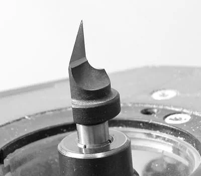 Freesgereedschap in de spantang van de bovenfrees monteren