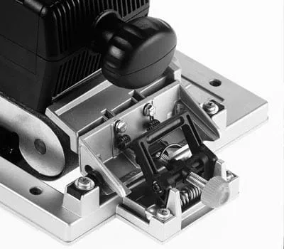 En relevant la ponceuse à bande, Il est possible de contrôler la surface déjà poncée