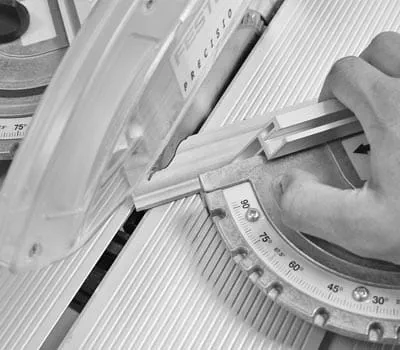 Met de zaag precies langs het streepje zagen