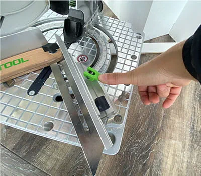 Ajuster l'angle à l'aide de l'équerre