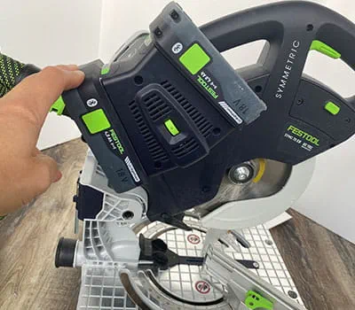 Reporter l'angle sur les butées de la scie