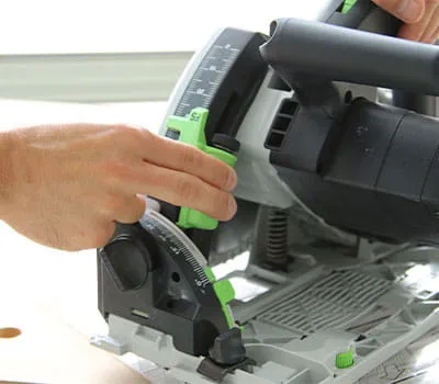 Installez la lame de scie à denture fine.