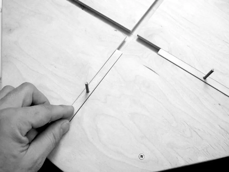 Introduction des baguettes de guidage dans la rainure à queue d'aronde