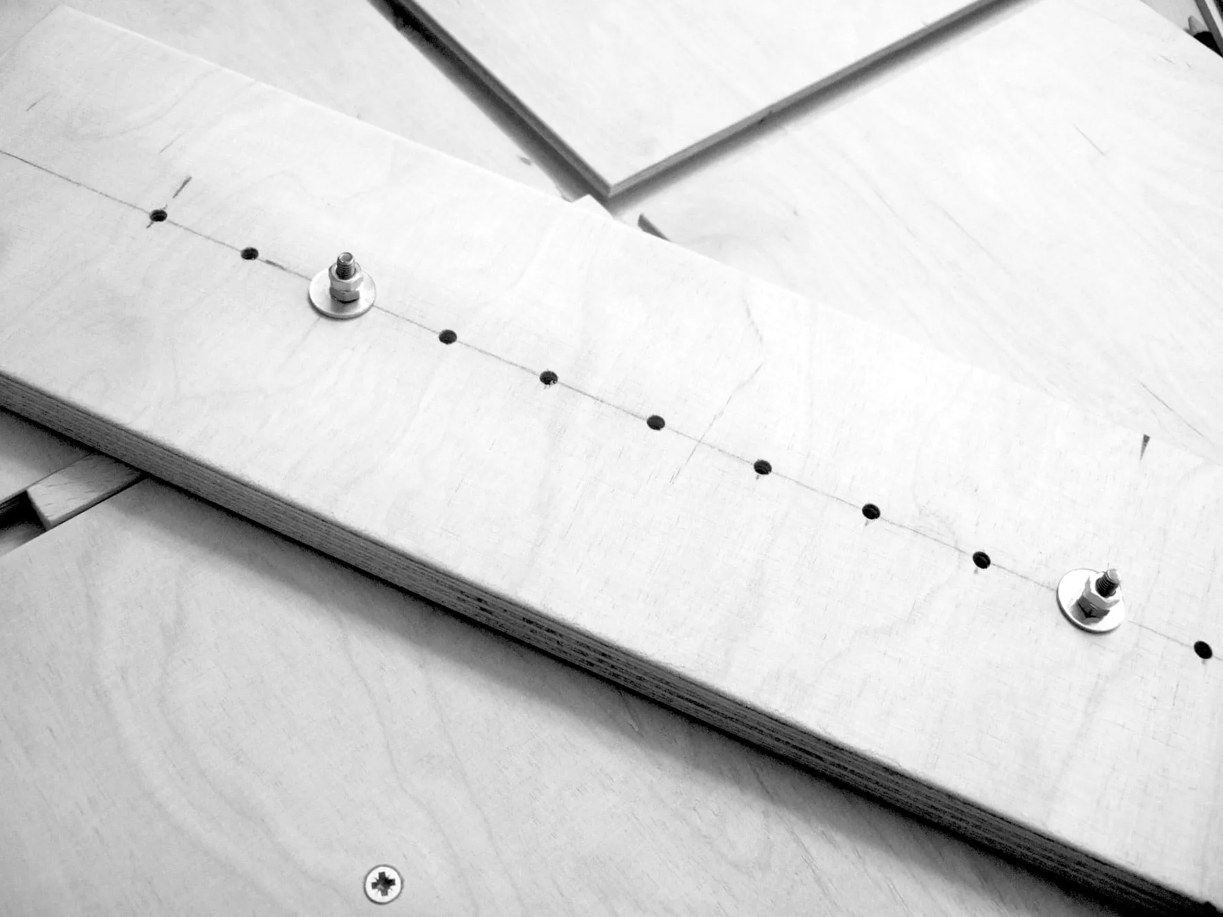 Insertion des vis dans les trous