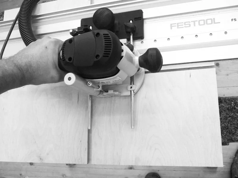 Fraisage de rainures en T dans la plaque multiplis