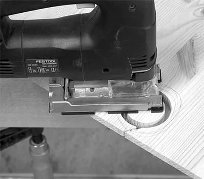 Resterend stukje met een decoupeerzaag grof uitzagen