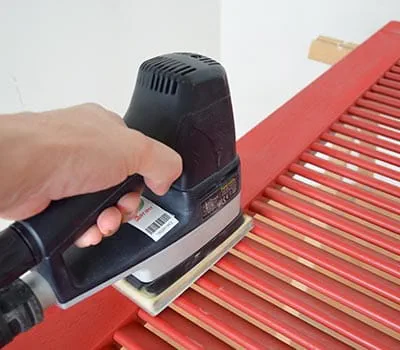 Standaardschuurzool op de lineaire schuurmachine monteren