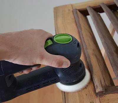 Vervolgens wordt het vlak voor de nieuwe verflaag voorbereid.