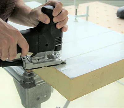 Met gemiddelde aanvoersnelheid de inkeping of de radius in de sandwichplaten zagen