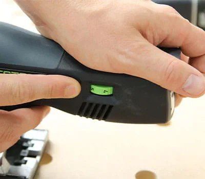 Eisen aan het zagen van sandwichplaten