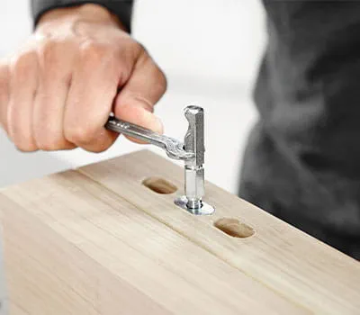 Visser un élément de fixation traversant