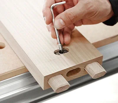 Installer une vis filetée