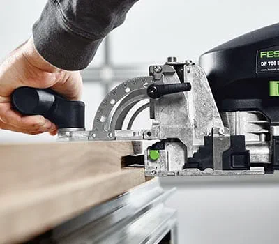 In de langslijst plaatst u de freesgaten eveneens met een freesdiepte van 70 mm