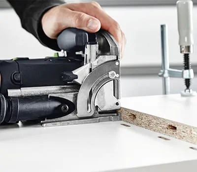 Gaten in de legplank frezen