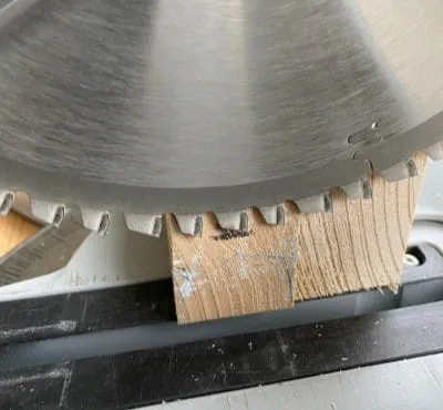 Régler la limitation de la profondeur de coupe :