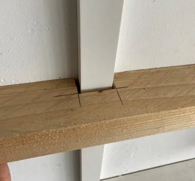 Na beëindiging van het werk kan de ingekeepte hoeklijst aangebracht worden  