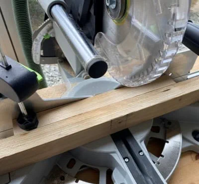 Werkstuk op de tafel van de KAPEX plaatsen