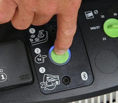 Raccorder la batterie à l'aspirateur