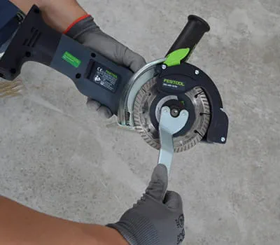 Diamantschijf All-D 125 met de tweegatsleutel monteren