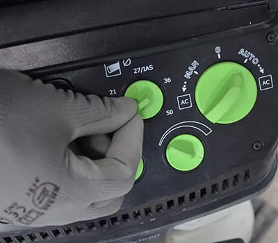 Sluit de AGC DSC 125 op de mobiele stofzuiger aan.