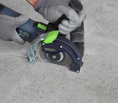 Houd de AGC DSC 125 tegen de scheur en laat deze langzaam invallen.