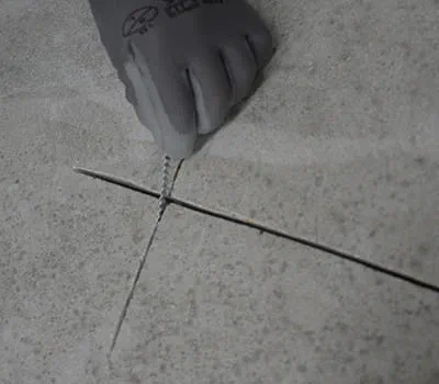 de verbinders in de dwarsvoegen plaatsen.