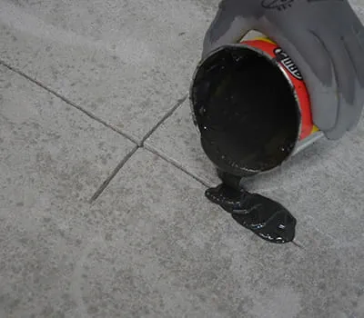 Scheurhars in de voeg gieten