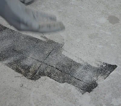 Kwartszand in de nog verse giethars strooien.