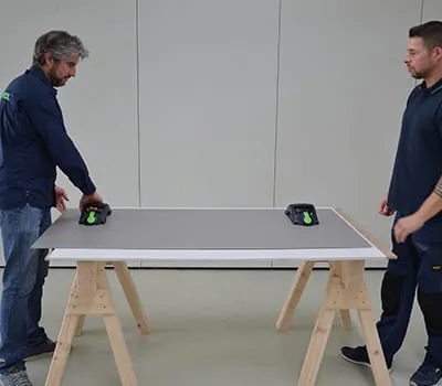 Grote tegel op geschikte ondergrond wegleggen