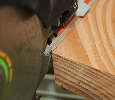 Positionner l'outil sur le bord de coupe