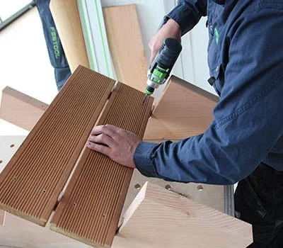 Pose des planches de revêtement