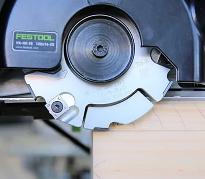 Stel de freesdiepte op de gewenste diepte in.