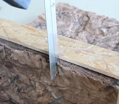 Sjablonen plaatsen en dakisolatie insnijden