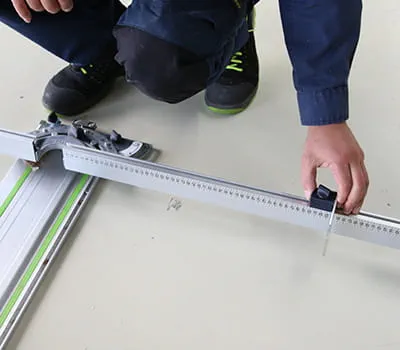 Breedte aan de hoekaanslag instellen