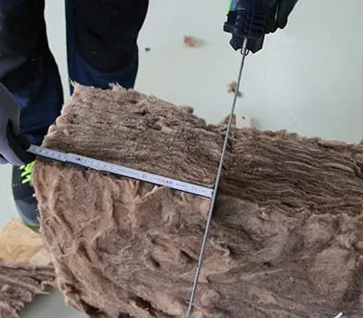 Maat plaatsen en dakisolatie zagen