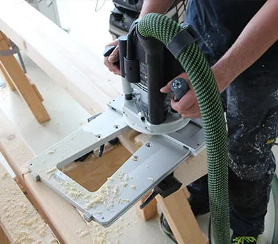 Frezing op de langsliggers uitvoeren