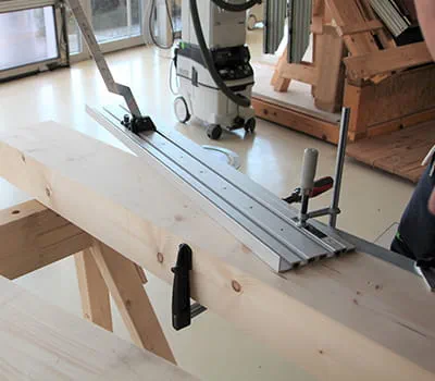 Vastzetten van de geleiderail