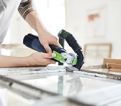 De ruit indien nodig zorgvuldig eruit halen.